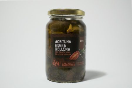 Aceitunas negras rellenas de tomate secos en oliva